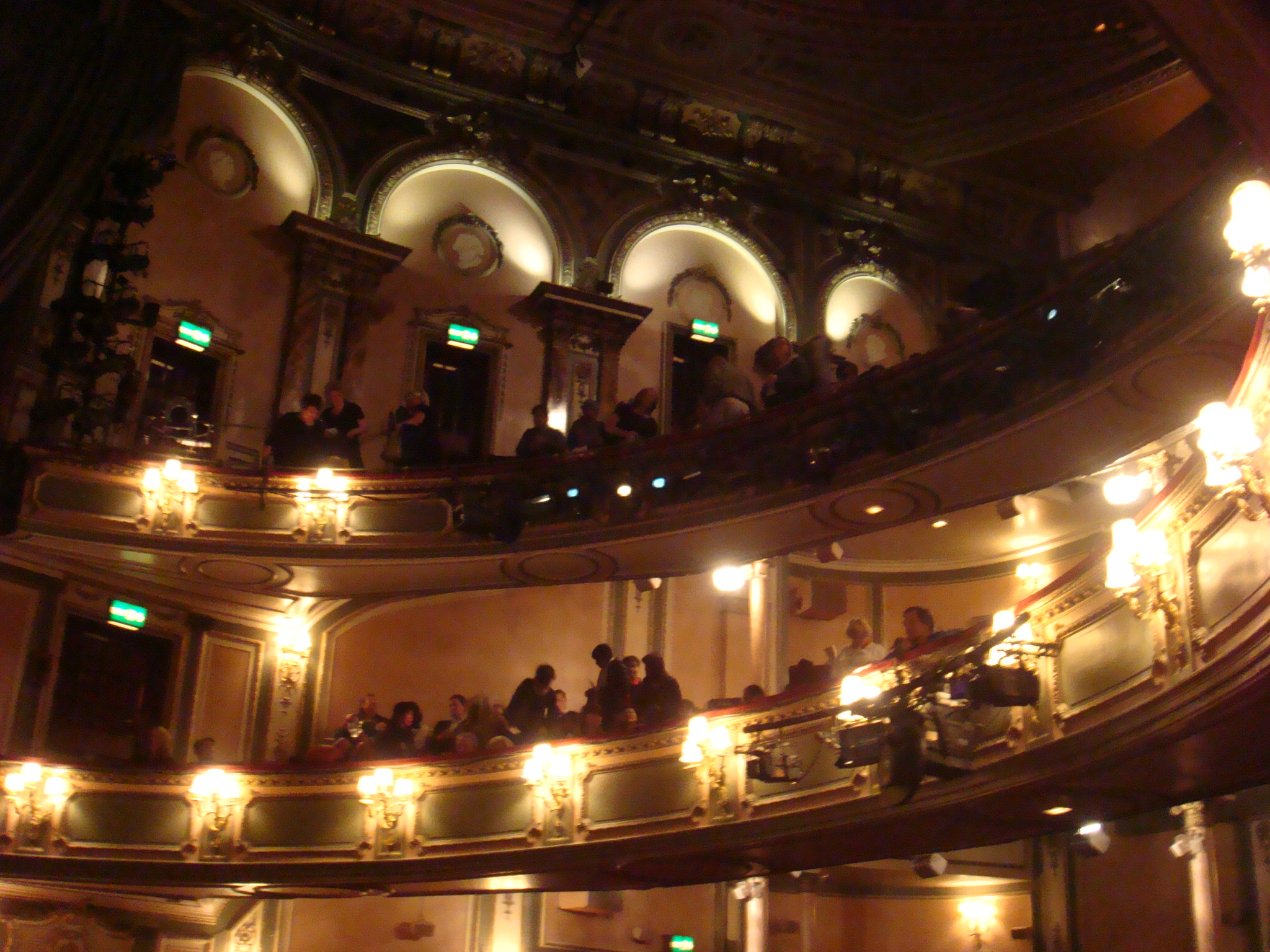 Theater pro. Театр её Величества в Лондоне. Королевский театр в Вестминстере. Мюзикл Королевский театр. Театр ее Величества план.